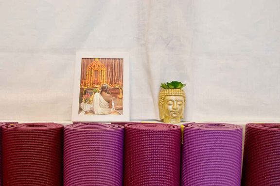 tapis, petit buddha et Sri Tathata