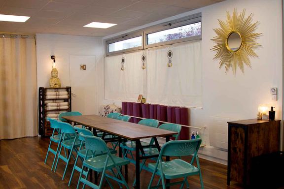 dix tables autour des deux grandes tables