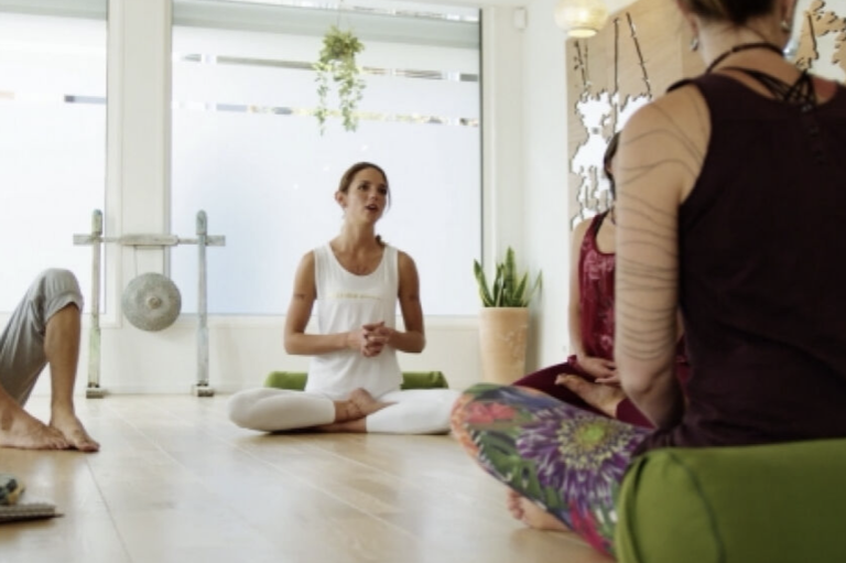 formation yoga Lola