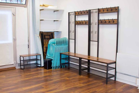 vestiaire et chaises et tables rangées