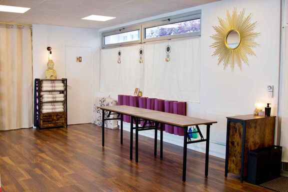 deux grandes tables ouvertes